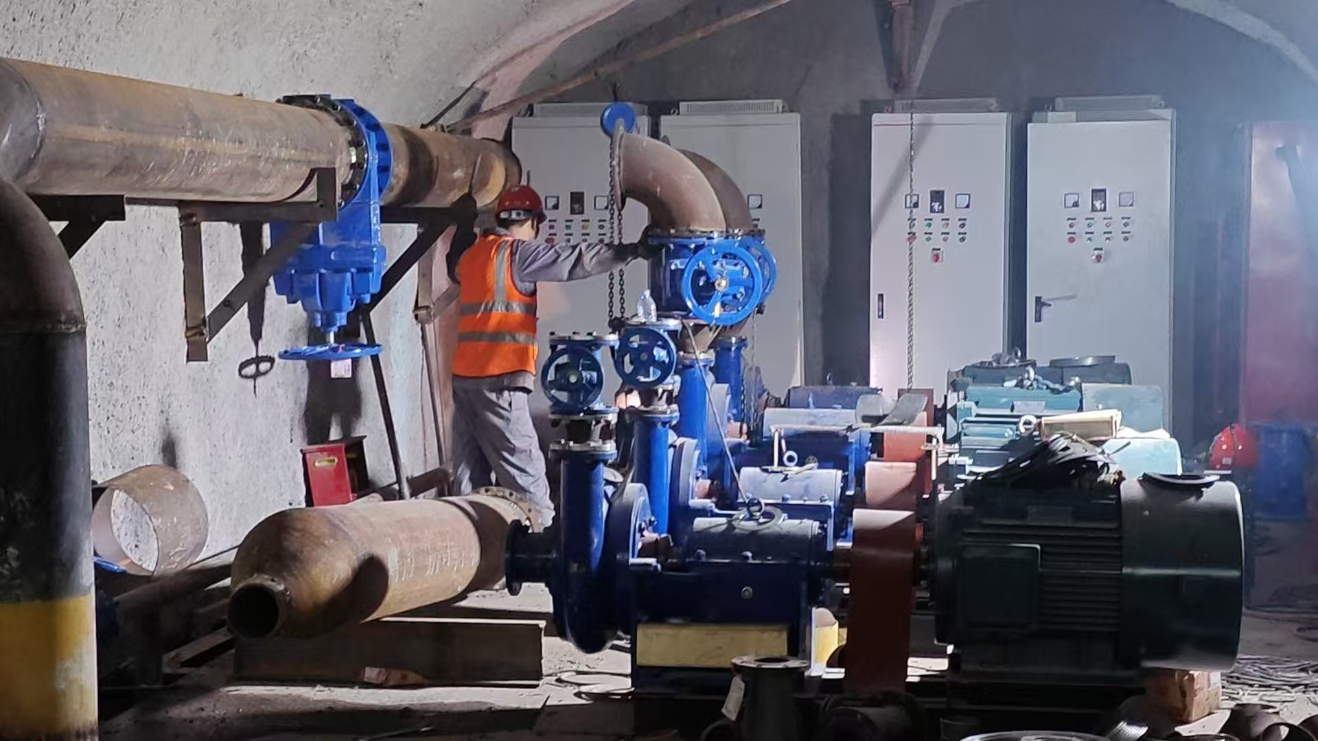 湖北鐵路隧道第三批主排水泵開(kāi)始緊張安裝工作